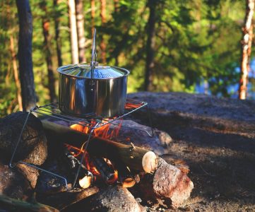 popotes de camping randonnée nature feu de camp