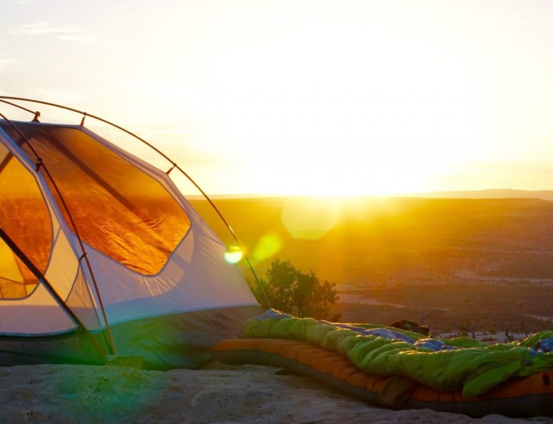 image illustrant sac de couchage dans une tente pour une nuit au chaud
