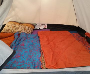 image d'une tente avec une couverture ultra légère à l'intérieur