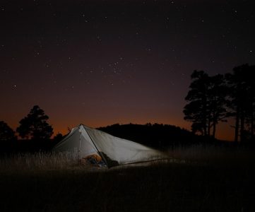 image d'une tente en camping sauvage la nuit