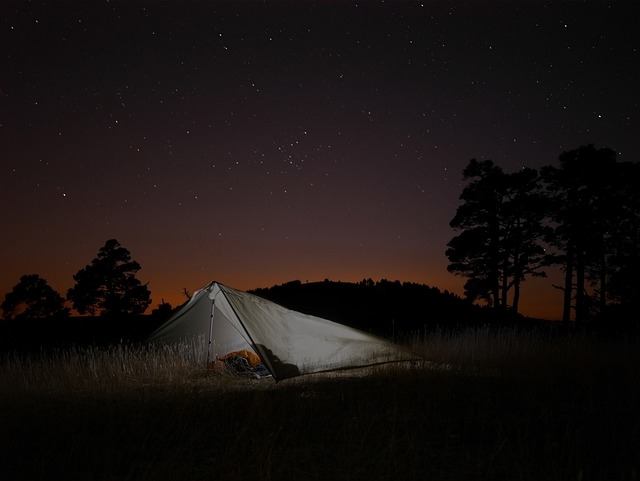 image d'une tente en camping sauvage la nuit 
